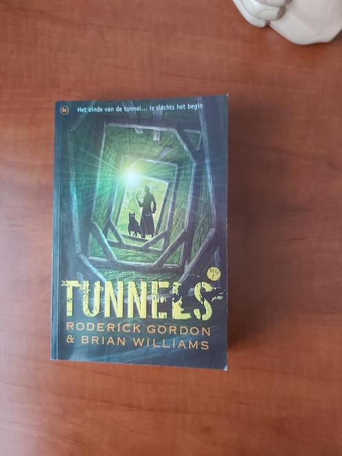 Roderick Gordon &Brian Wilson tunnels, Boeken, Kinderboeken | Jeugd | 13 jaar en ouder, Zo goed als nieuw, Ophalen of Verzenden