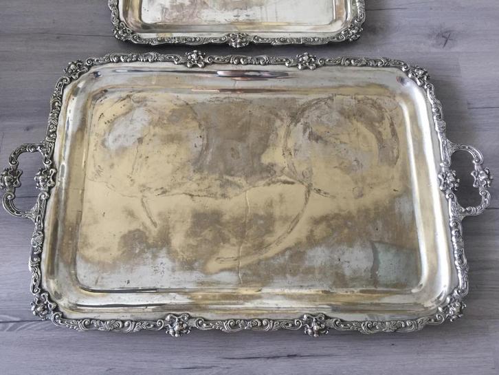 Verzilverd messing dienblad (sleets) met florale sierrand, Huis en Inrichting, Woonaccessoires | Dienbladen, Gebruikt, Metaal
