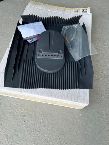 Solar PV kabeldoorvoer dakpan, nieuw in doos  beschikbaar voor biedingen