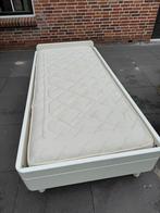 Stevig bed met matras, Huis en Inrichting, Slaapkamer | Bedden, Ophalen, Strak modern, Eenpersoons, Hout