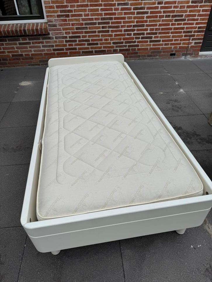 Stevig bed met matras, Huis en Inrichting, Slaapkamer | Bedden, Gebruikt, Eenpersoons, 100 cm, 210 cm, Hout, Wit, Ophalen