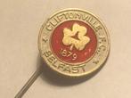 Metalen CLIFTONVILLE F.C. BELFAST VOETBALCLUB Speld., Verzamelen, Speldjes, Pins en Buttons, Verzenden, Zo goed als nieuw, Sport
