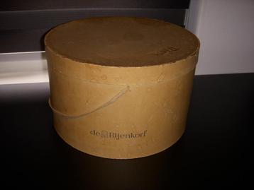 Zeer decoratieve oude hoedendoos van De Bijenkorf beschikbaar voor biedingen