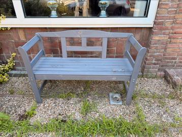 Houten tuinbankje beschikbaar voor biedingen