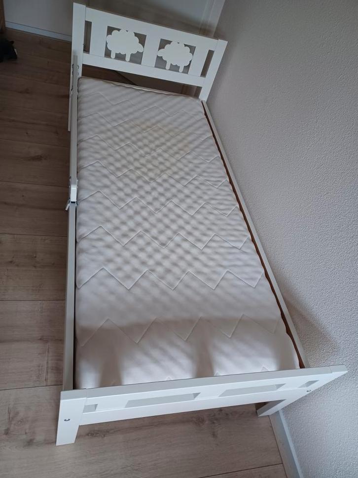 Peuterbed met Matras, Kinderen en Baby's, Kinderkamer | Bedden, Zo goed als nieuw, 140 tot 160 cm, 70 tot 85 cm, Lattenbodem, Matras