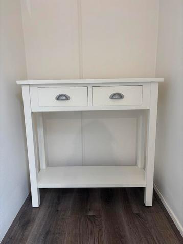 Witte sidetable beschikbaar voor biedingen