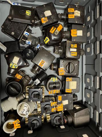 Vintage bakelieten schakelmateriaal – schakelaars beschikbaar voor biedingen