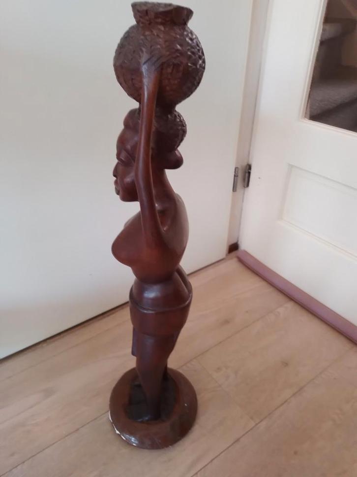 Afrikaans Houten Beeld - Vrouw met Waterkruik, Antiek en Kunst, Kunst | Beelden en Houtsnijwerken, Ophalen of Verzenden