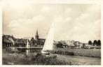 Heeg - gezicht op dorp met zeilbootje, Verzenden, 1940 tot 1960, Gelopen, Friesland