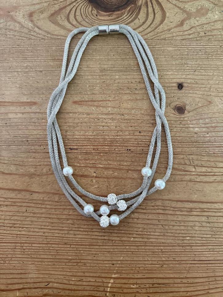 Zilverkleurige ketting met parels & strass – magneetsluiting, Sieraden, Tassen en Uiterlijk, Kettingen, Zo goed als nieuw, Overige materialen