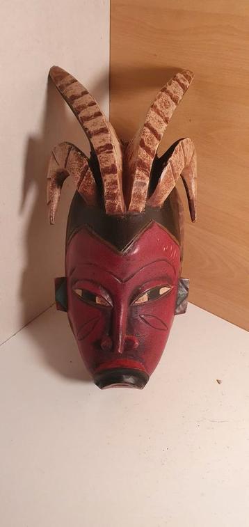 Houten Masker met Hoorns beschikbaar voor biedingen