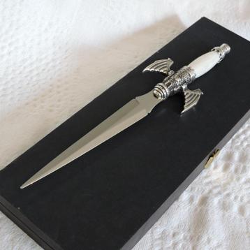 Athame witte handvat Dracula's Castle Dagger brievenopener beschikbaar voor biedingen