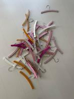 Ruim 40 baby kledinghangers hout roze wit oker, Kinderen en Baby's, Kinderkamer | Inrichting en Decoratie, Ophalen of Verzenden