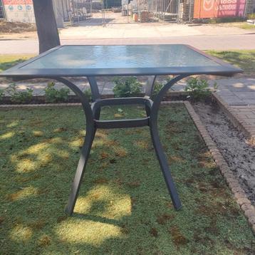 glazen plaat en aluminium tafel beschikbaar voor biedingen