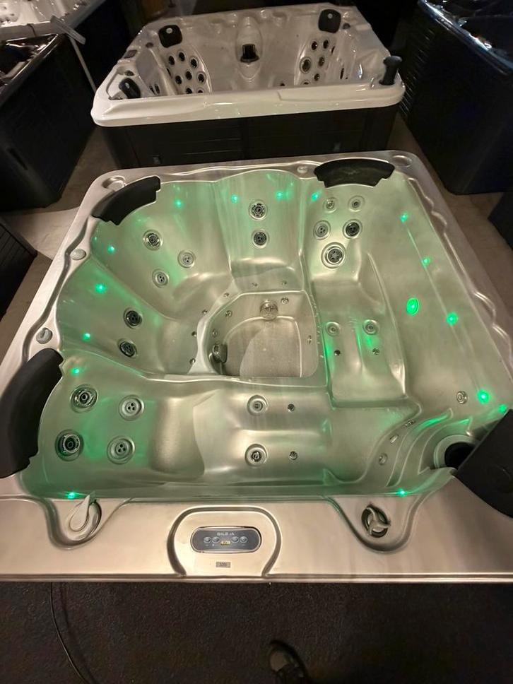 Jacuzzi Sunspa balboa 2 lig en 3 zit, Tuin en Terras, Bubbelbaden en Hottubs, Zo goed als nieuw, Pomp, Ophalen