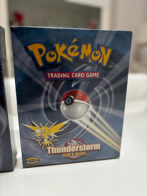 Pokémon 1999 WOTC Thunderstorm Gift Box Sealed, Hobby en Vrije tijd, Verzamelkaartspellen | Pokémon, Nieuw, Losse kaart, Foil