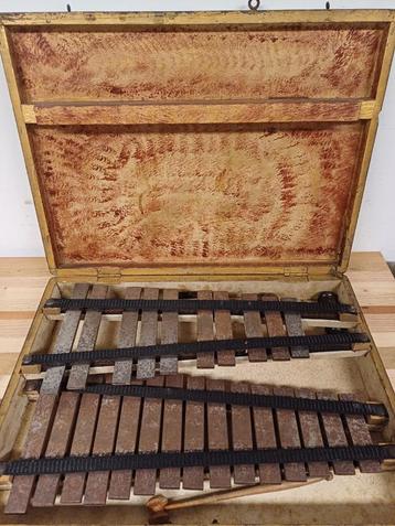 Antieke verguld gietijzeren xylofoon beschikbaar voor biedingen