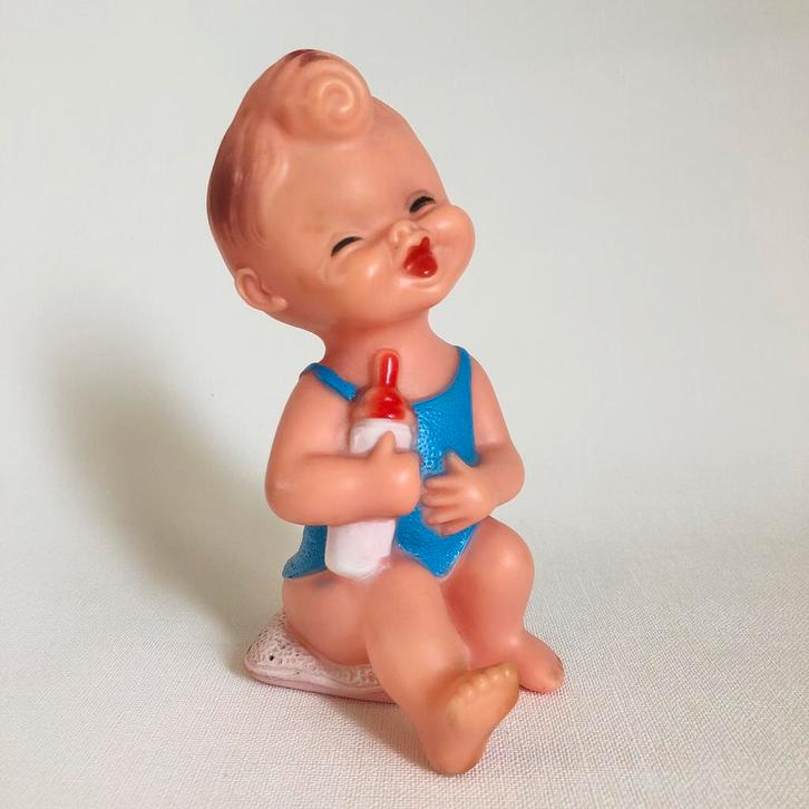 Schattig pieppoppetje kleuter met flesje Ledra Toy Company, Verzamelen, Poppen, Zo goed als nieuw, Overige typen, Ophalen of Verzenden