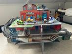 Houten treinbaan station inclusief hijskraan en helicopter!, Kinderen en Baby's, Speelgoed | Houten speelgoed, Ophalen, Zo goed als nieuw