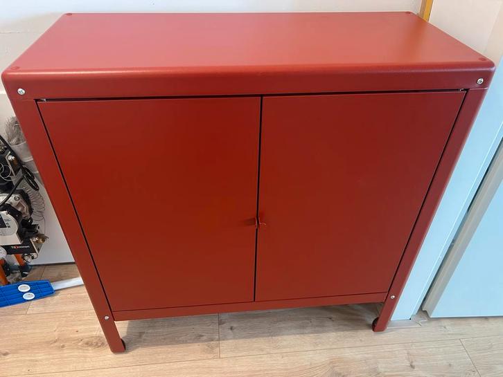 KOLBJÖRN Rode metalen kast met deurtjes IKEA, Huis en Inrichting, Kasten | Stellingkasten, Zo goed als nieuw, Ophalen