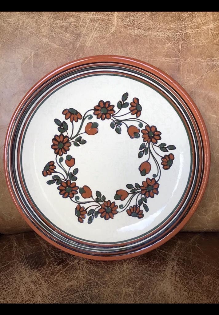 Een mooi aardewerk wandbord bruin met bloemen Roemeens? 26cm, Antiek en Kunst, Ophalen of Verzenden
