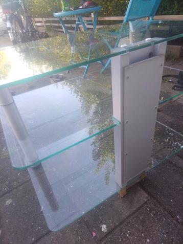 Glazen tv-tafel. beschikbaar voor biedingen