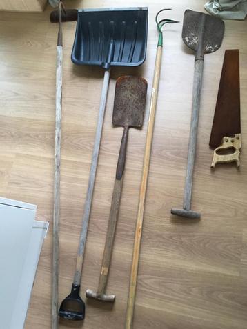 Oude handzaag en tuingereedschap  beschikbaar voor biedingen