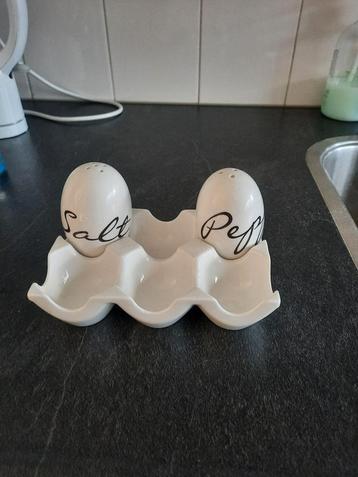 Eierhouder en peper en zout stelletje beschikbaar voor biedingen