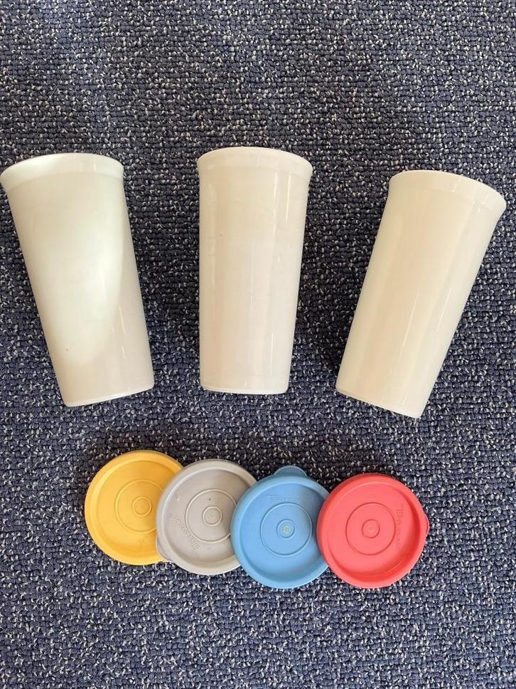 Tupperware drinkbekers en poedersuikerstrooier, Huis en Inrichting, Keuken | Tupperware, Gebruikt, Overige typen, Crème, Ophalen