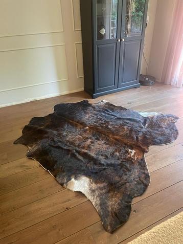 Vloerkleed koeienhuid | 177x173cm | Als nieuw en mooi donker beschikbaar voor biedingen