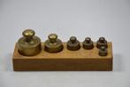 Antiek vintage eiken houten gewichtenblok met 6 gewichten., Antiek en Kunst, Antiek | Koper en Brons, Ophalen of Verzenden, Brons