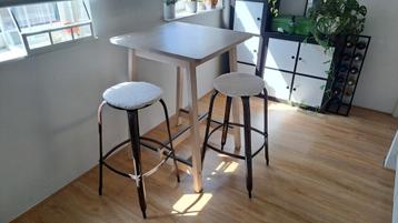 Bar (ikea) met barkrukken beschikbaar voor biedingen
