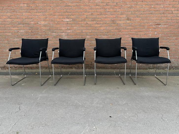 Set van 4 zwarte stoelen met armleuningen – modern design, Huis en Inrichting, Stoelen, Gebruikt, Vier, Metaal, Stof, Zwart, Ophalen