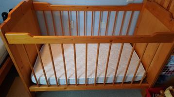Massief houten Babybedje met toebehoren beschikbaar voor biedingen