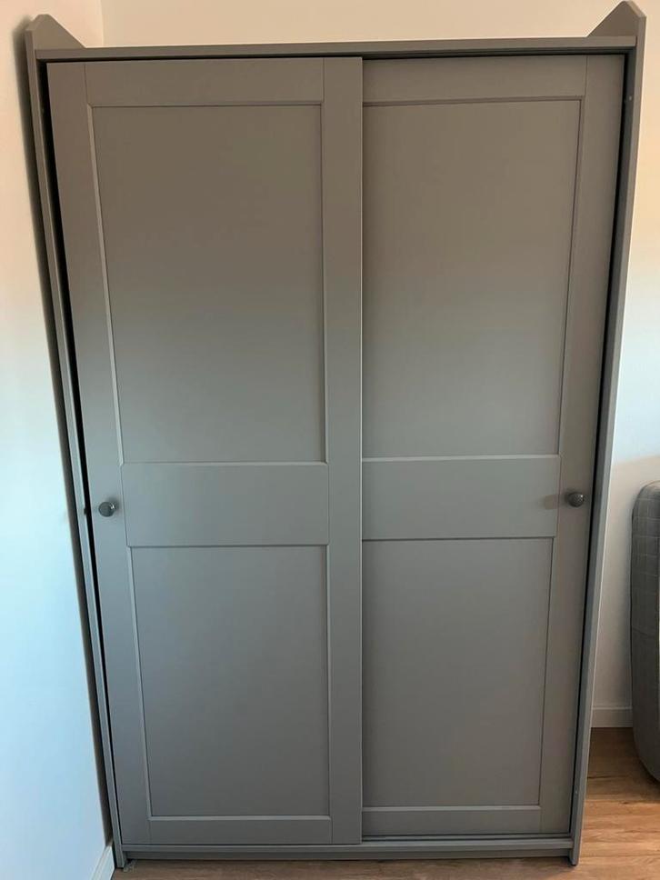IKEA HAUGA Schuifdeurkast - Grijs, Huis en Inrichting, Kasten | Kledingkasten, Gebruikt, 150 tot 200 cm, 100 tot 150 cm, 50 tot 75 cm