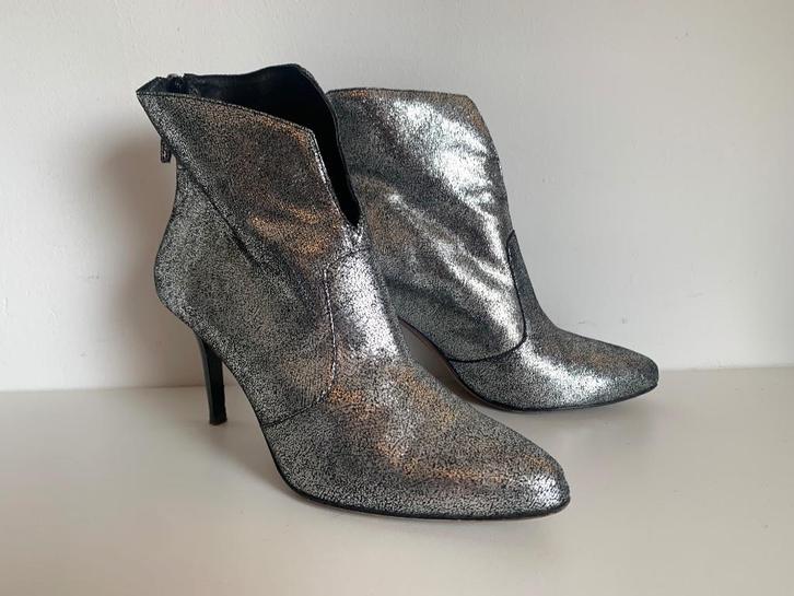 Lola Cruz leer leren enkel laars zwart zilver 38, Kleding | Dames, Schoenen, Zo goed als nieuw, Lage of Enkellaarzen, Grijs, Verzenden