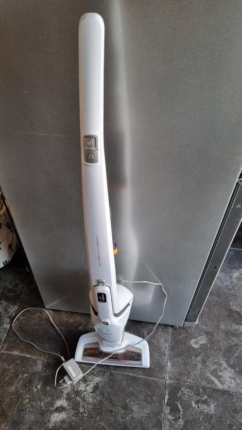 AEG CX7 Classic Kruimeldief/Stofzuiger, Witgoed en Apparatuur, Stofzuigers, Gebruikt, Kruimeldief, Minder dan 1200 watt, Reservoir