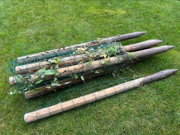 Geimpegneerd vuren palen met gaas/hek 6/7 meter beschikbaar voor biedingen