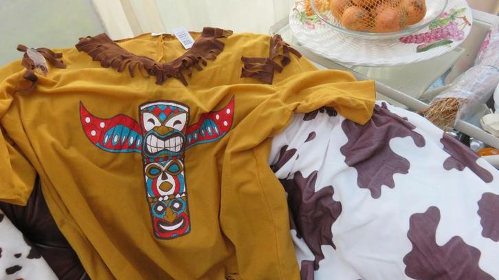 3 dlg. Indianen pak, nieuw en 2x 3 dlg. cowboy pak nieuw., Kinderen en Baby's, Carnavalskleding en Verkleedspullen, Nieuw, Jongen of Meisje