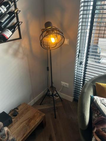 Industriële Vloerlamp Metaal beschikbaar voor biedingen