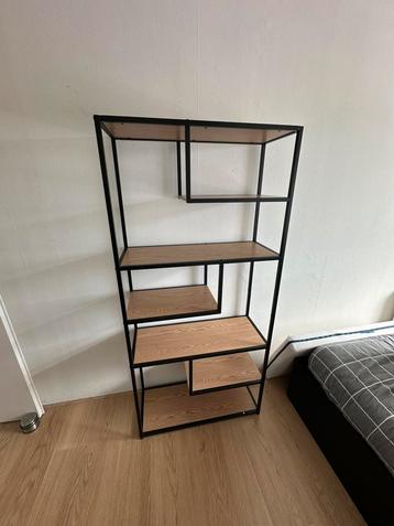 Vakkenkast zwart metaal met houten planken beschikbaar voor biedingen
