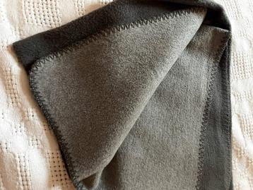 Grijs fluweelzacht katoenen babydekentje 100x70 beschikbaar voor biedingen