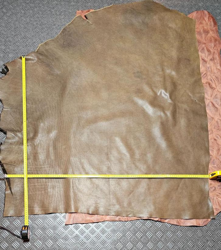 Rund - Leer Olijf (zie omschrijving!) Geleefd Leer!!, Hobby en Vrije tijd, Stoffen en Lappen, Nieuw, Leer of Kunstleer, 30 tot 120 cm