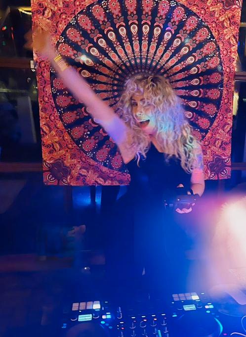 Party DJ | Vrouwelijke DJ | Ibiza style | betaalbare DJ, Diensten en Vakmensen, Muzikanten, Artiesten en Dj's, Dj