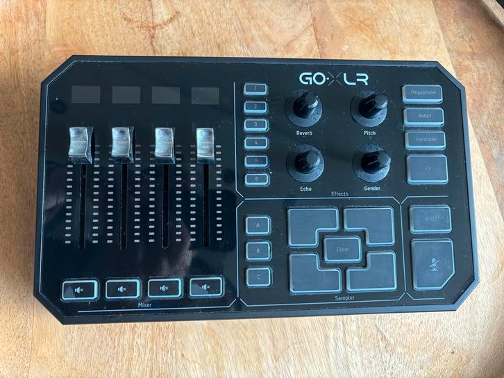 GoXLR + Shure MV7 - Streaming Combo, Muziek en Instrumenten, Mengpanelen, Zo goed als nieuw, Minder dan 5 kanalen, Microfooningang