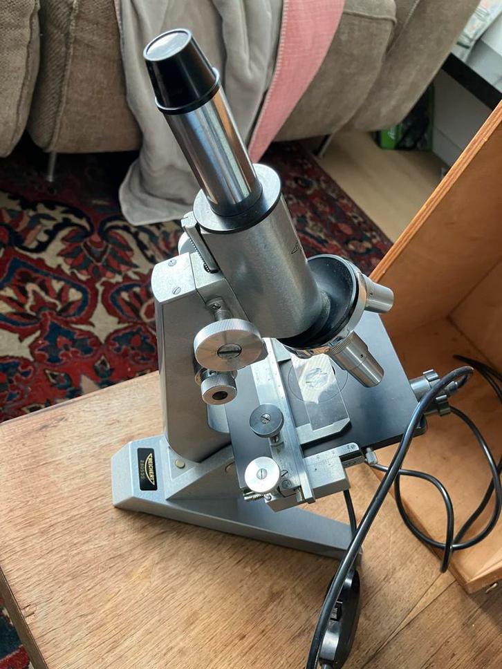 Reichert Microscoop met toebehoren in houten box, Audio, Tv en Foto, Optische apparatuur | Microscopen, Gebruikt, Biologische microscoop