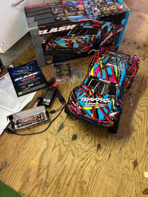 Traxxas slash 2wd met accu, Hobby en Vrije tijd, Modelbouw | Radiografisch | Auto's, Zo goed als nieuw, Auto offroad, Elektro