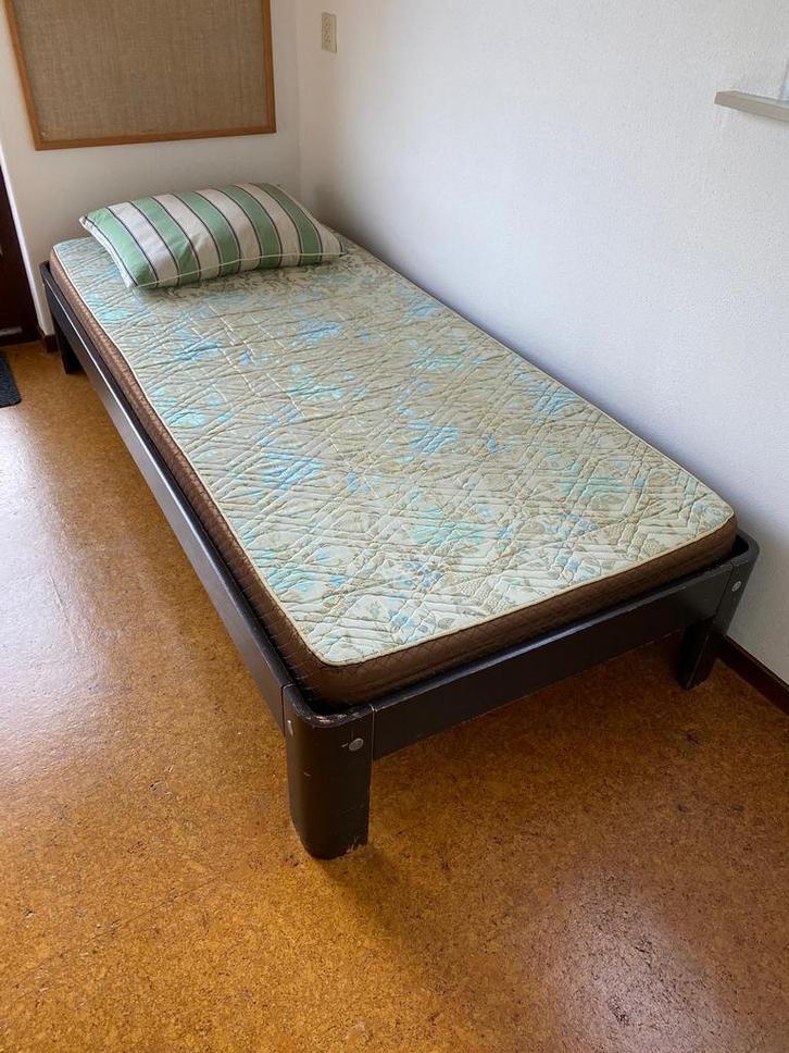 Vintage Eenpersoonsbed, Huis en Inrichting, Slaapkamer | Bedden, Gebruikt, Eenpersoons, 90 cm, 200 cm, Hout, Bruin, Ophalen