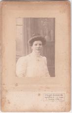 Kabinetfoto van een Vrouw - Foto Atelier Blommers Den Haag -, Verzenden, Voor 1940, Gebruikt, Overige onderwerpen