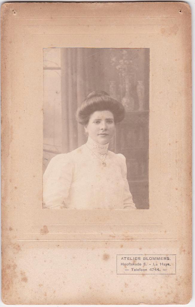 Kabinetfoto van een Vrouw - Foto Atelier Blommers Den Haag -, Verzamelen, Foto's en Prenten, Gebruikt, Overige onderwerpen, Voor 1940